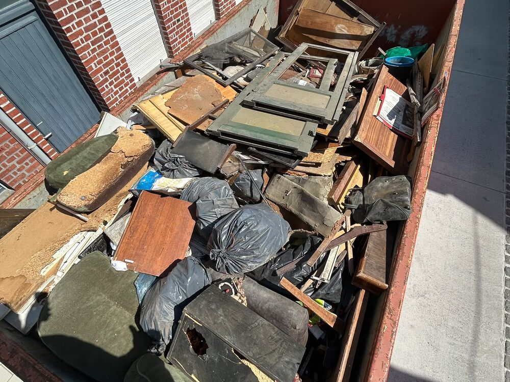Een container vol meubels en huisraad, klaar om weg te rijden.